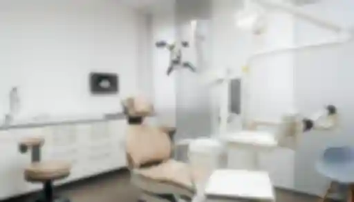 Einblick in ein Behandlungszimmer der Praxis Zahn im Zentrum.