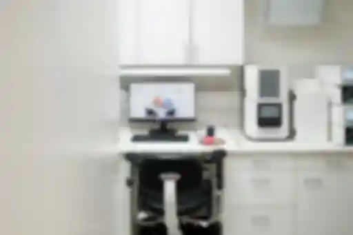 Einblick in das praxisinterne Zahntechniklabor mit 3D Druckerger&auml;ten.