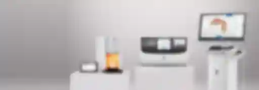 Man sieht hier eine Anordnung von CEREC Ger&auml;ten mit Fr&auml;seinheit, Brennofen und Scanner